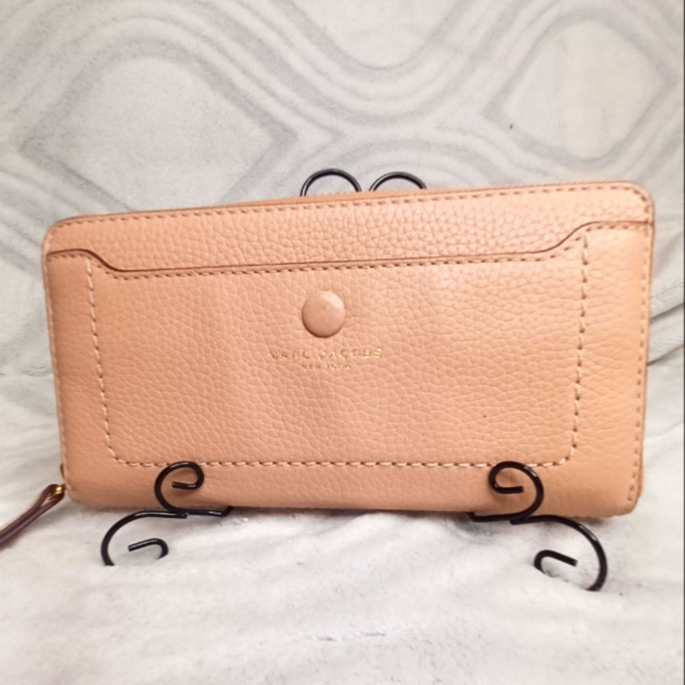 Marc Jacobs Leather Continental Zip Wallet In EUC.....8x4x1